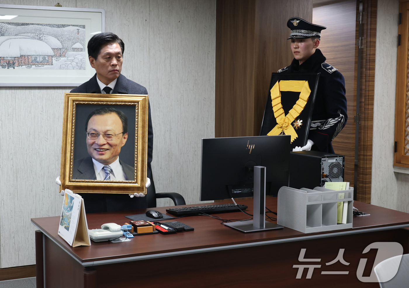 (서울=뉴스1) 오대일 기자 = 고(故) 이해찬 제36대 국무총리 사회장 영결식이 엄수된 31일 오전 고인의 영정이 서울 여의도 더불어민주당 옛 당대표 집무실에 들어서고 있다. ( …