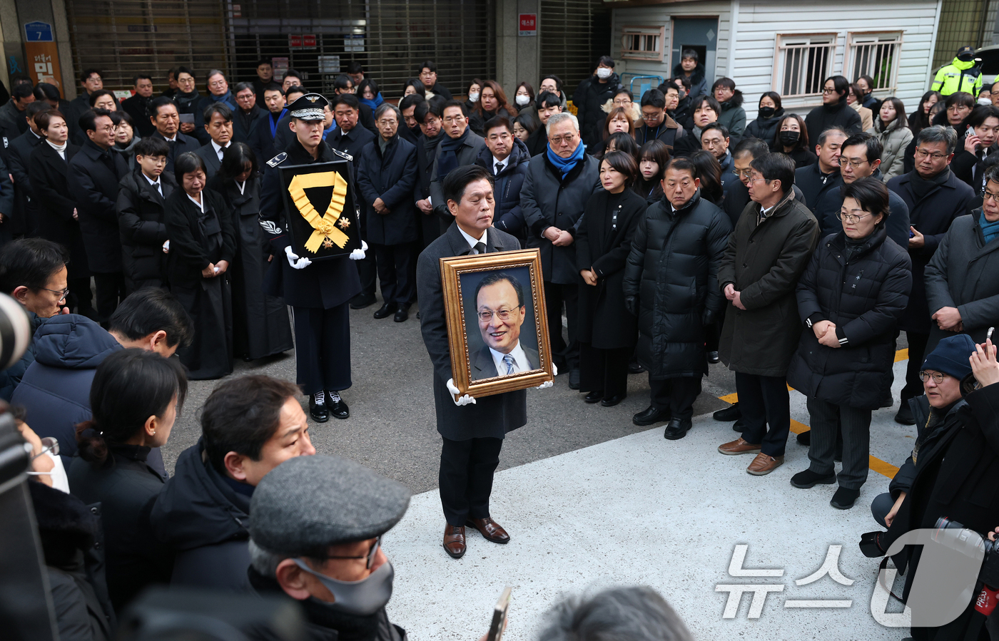 (서울=뉴스1) 오대일 기자 = 고(故) 이해찬 제36대 국무총리 사회장 영결식이 엄수된 31일 오전 고인의 운구차량이 서울 여의도 더불어민주당 당사를 나서고 있다. (공동취재) …