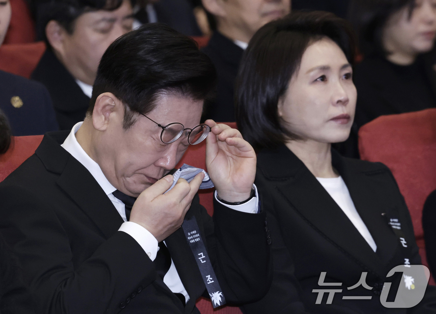 (서울=뉴스1) 이재명 기자 = 이재명 대통령이 31일 서울 여의도 국회 의원회관에서 열린 故 이해찬 제36대 국무총리 사회장 영결식에서 눈물을 닦고 있다.  2026.1.31/뉴 …