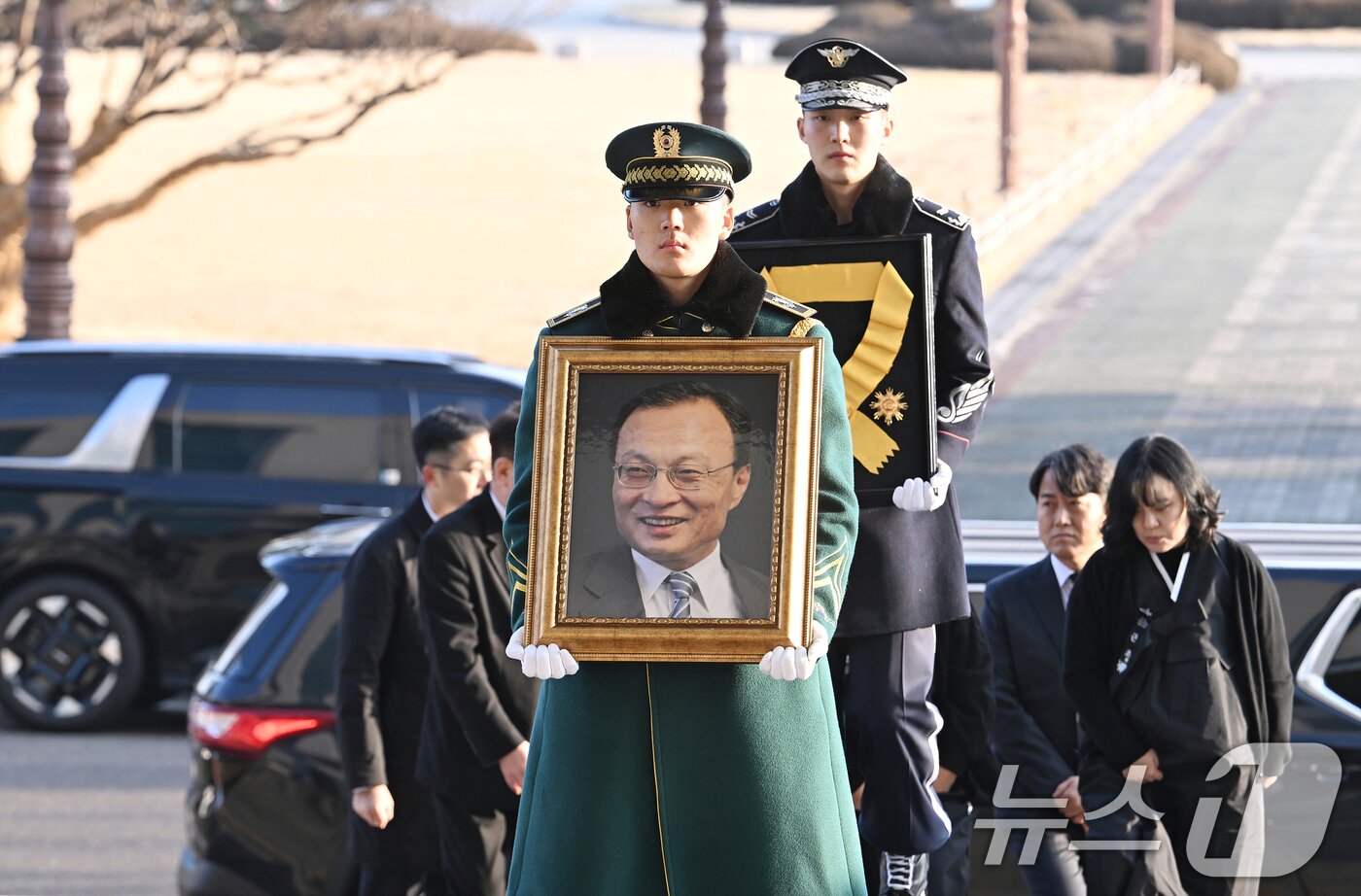 본문 이미지 - 고(故) 이해찬 제36대 국무총리 사회장 영결식이 엄수된 31일 오전 고인의 영정이 영결식장이 서울 여의도 국회 의원회관으로 들어서고 있다. (공동취재) 2026.1.31/뉴스1 ⓒ News1 오대일 기자