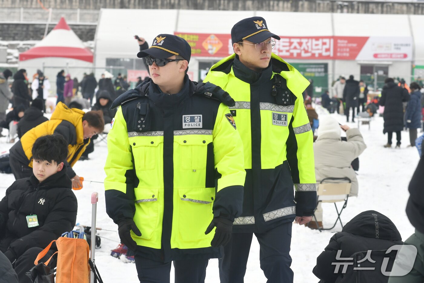 본문 이미지 - 2026 화천산천어축제장을 순찰하는 경찰들.(화천군 제공, 재판매 및 DB금지)