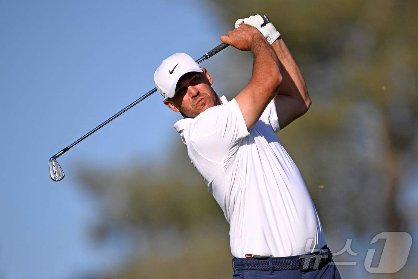 본문 이미지 - 브룩스 켑카가 31일(한국시간) 열린 PGA 투어 파머스 인슈어런스오픈 2라운드에서 공동 58위에 올라 컷 통과했다. ⓒ AFP=뉴스1