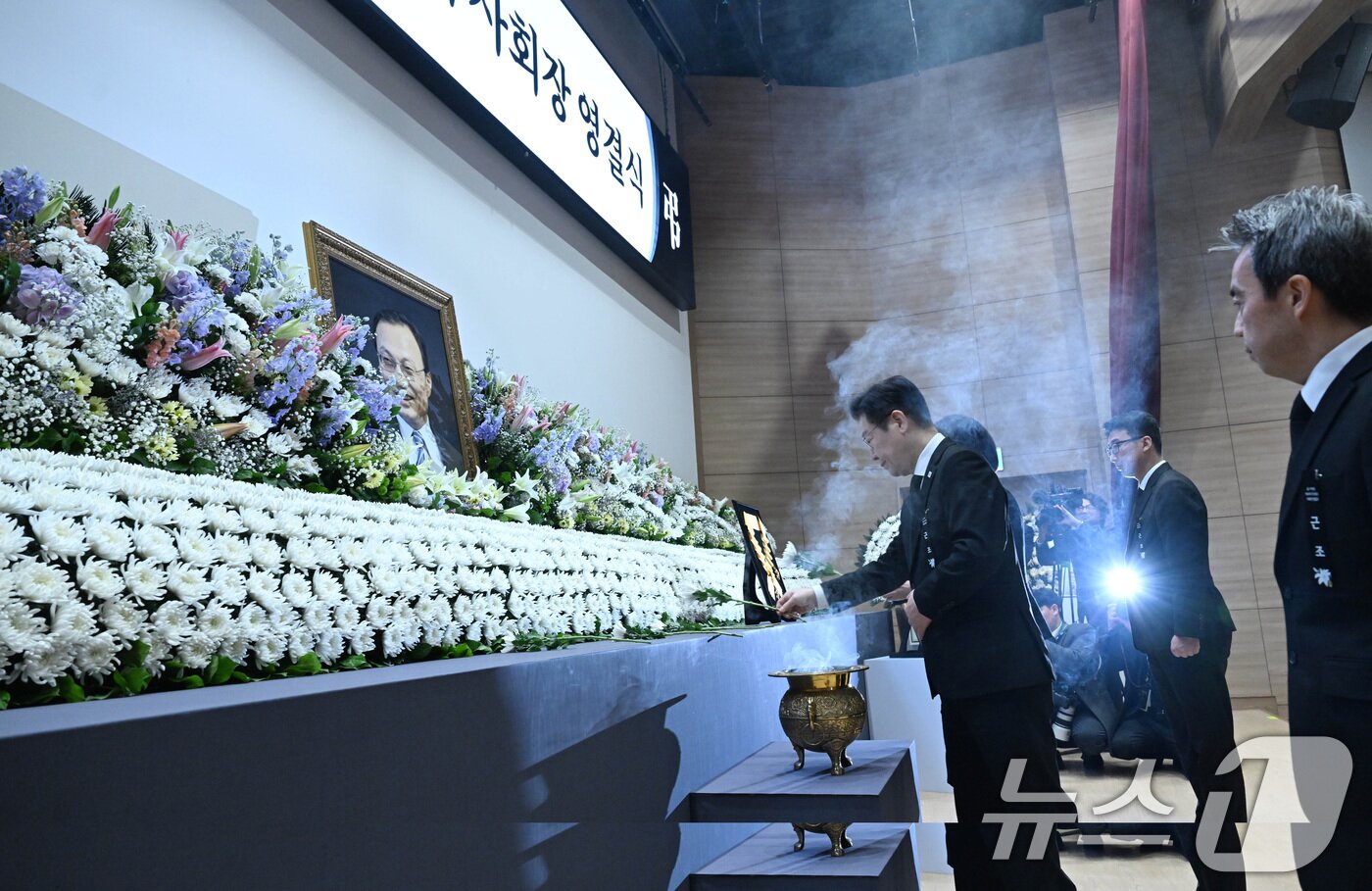 본문 이미지 - 이재명 대통령과 김혜경 여사가 31일 서울 여의도 국회 의원회관에서 열린 故 이해찬 제36대 국무총리 사회장 영결식에서 헌화하고 있다. 2026.1.31/뉴스1 ⓒ News1 이재명 기자