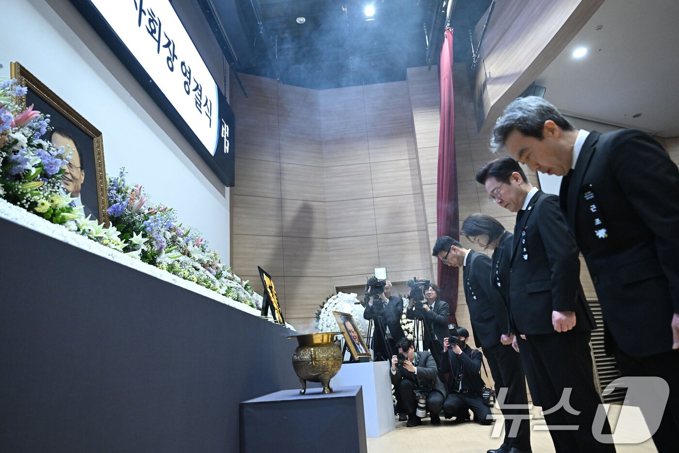 본문 이미지 - 이재명 대통령과 김혜경 여사가 31일 서울 여의도 국회 의원회관에서 열린 故 이해찬 제36대 국무총리 사회장 영결식에서 헌화 후 묵념하고 있다. 2026.1.31/뉴스1 ⓒ News1 이재명 기자