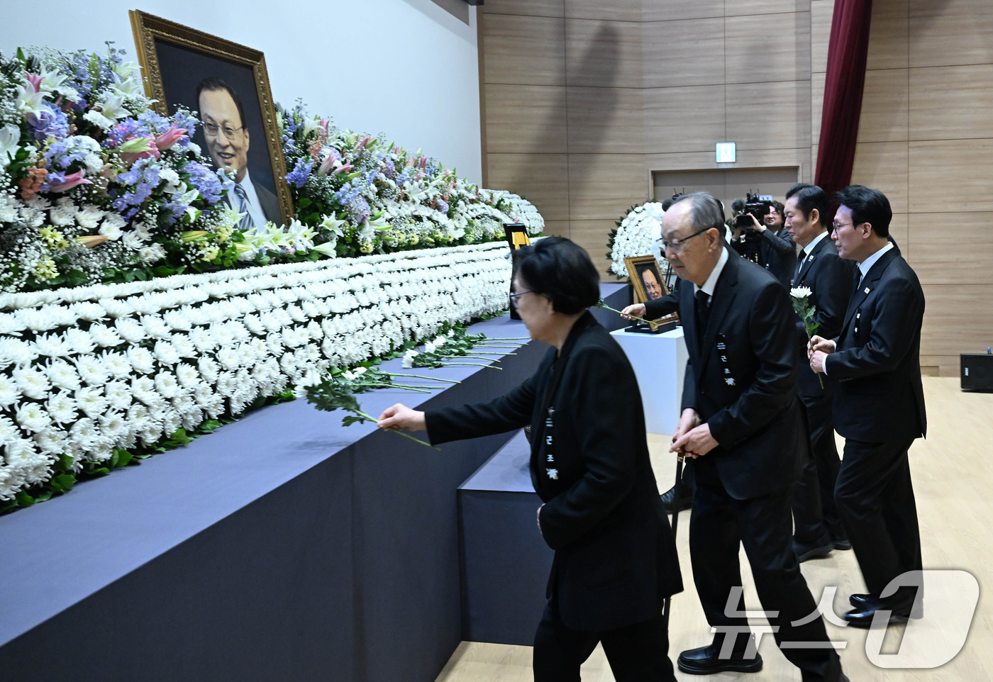 (서울=뉴스1) 이재명 기자 = 31일 서울 여의도 국회 의원회관에서 열린 故 이해찬 제36대 국무총리 사회장 영결식에서 한명숙 전 국무총리, 백낙청 교수, 김민석 국무총리, 정청 …