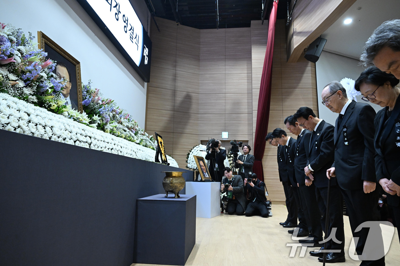 (서울=뉴스1) 이재명 기자 = 31일 서울 여의도 국회 의원회관에서 열린 故 이해찬 제36대 국무총리 사회장 영결식에서 한명숙 전 국무총리, 백낙청 교수, 김민석 국무총리, 정청 …