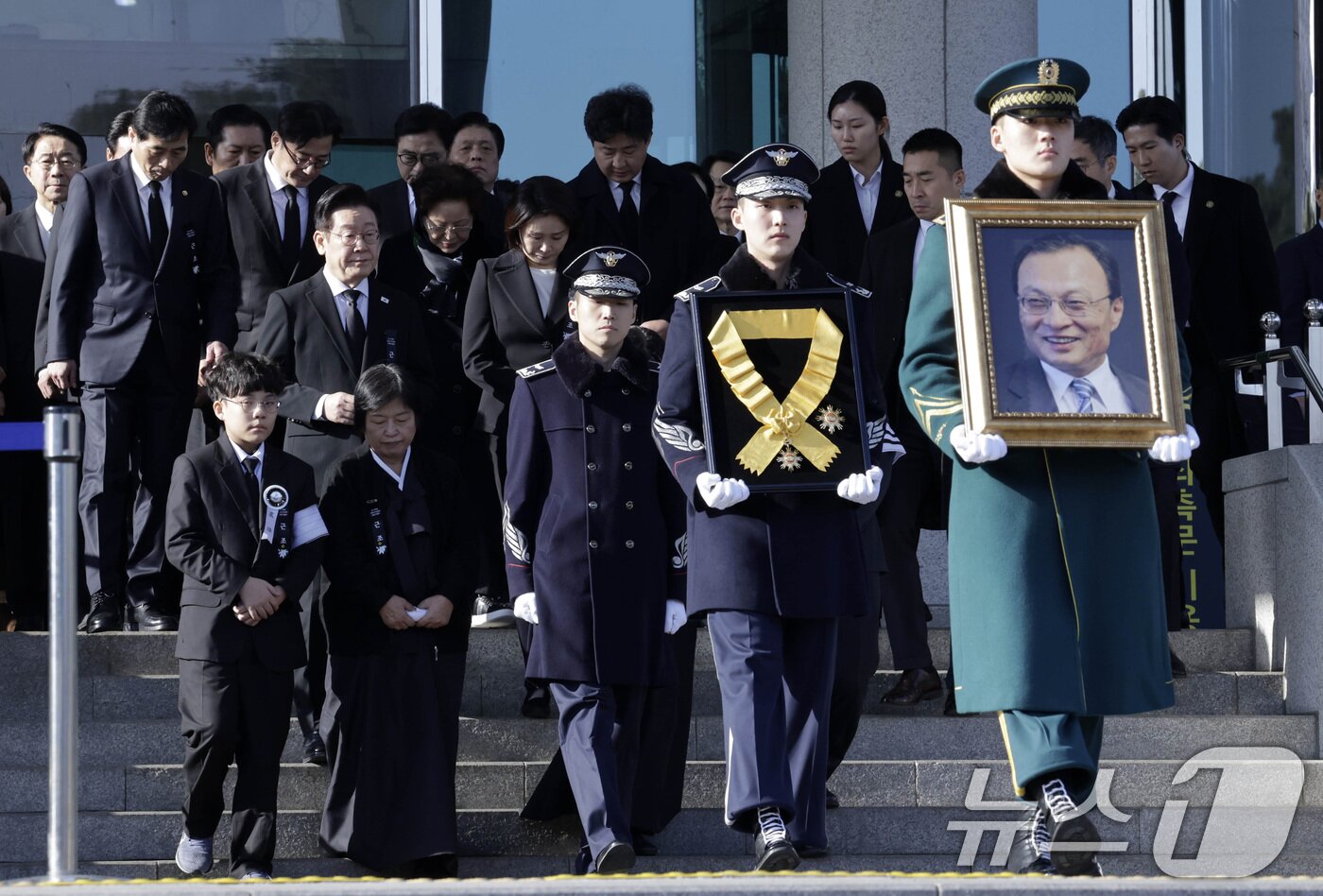 본문 이미지 - 이재명 대통령과 김혜경 여사가 31일 서울 여의도 국회 의원회관에서 열린 故 이해찬 제36대 국무총리 사회장 영결식을 마친 후 영정행렬을 뒤따르고 있다. 2026.1.31/뉴스1 ⓒ News1 이재명 기자