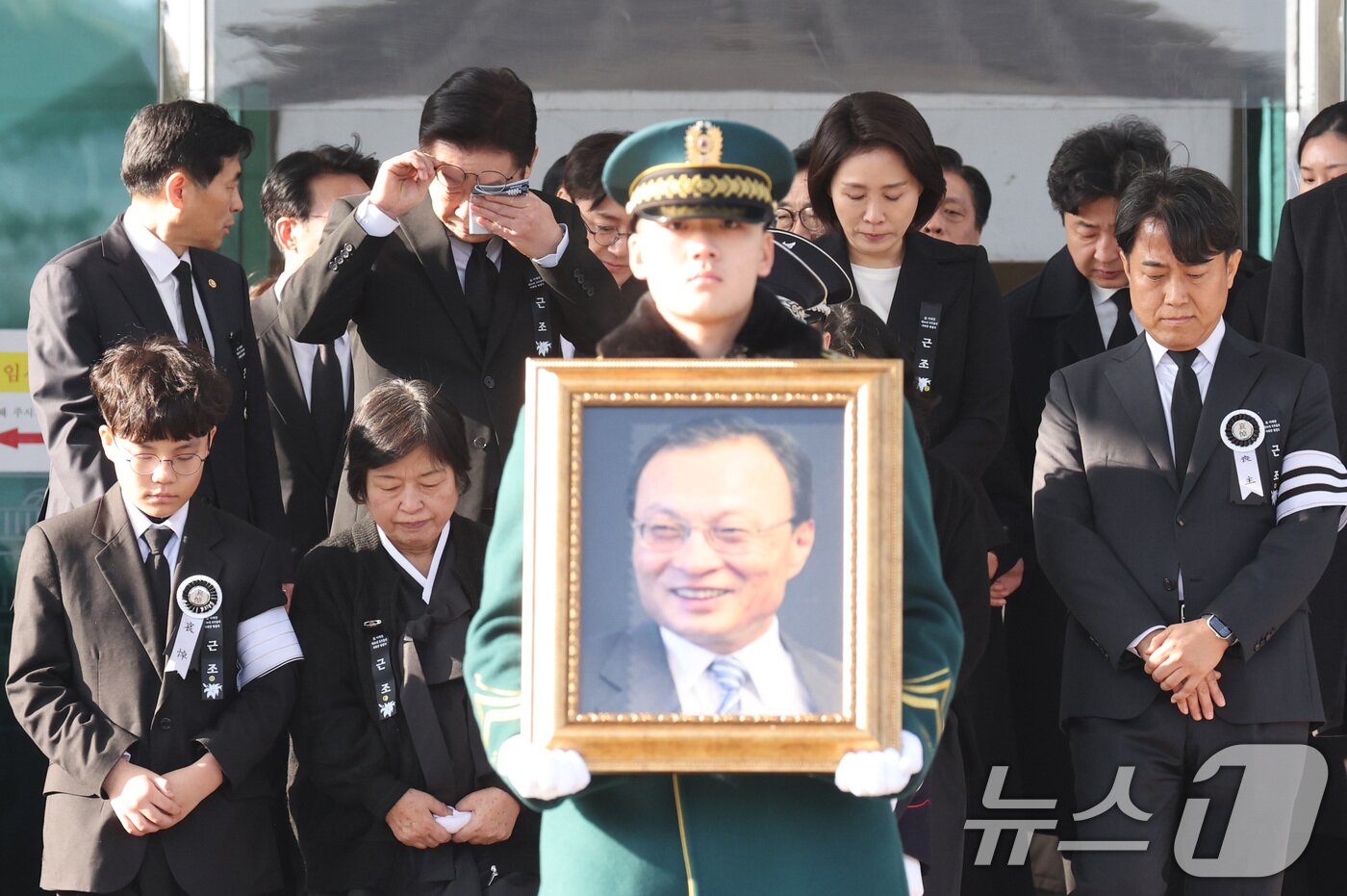 본문 이미지 - 이재명 대통령이 31일 서울 여의도 국회 의원회관에서 열린 故 이해찬 제36대 국무총리 사회장 영결식을 마친 후 영정행렬을 뒤따르며 눈물을 닦고 있다. 2026.1.31/뉴스1 ⓒ News1 이재명 기자