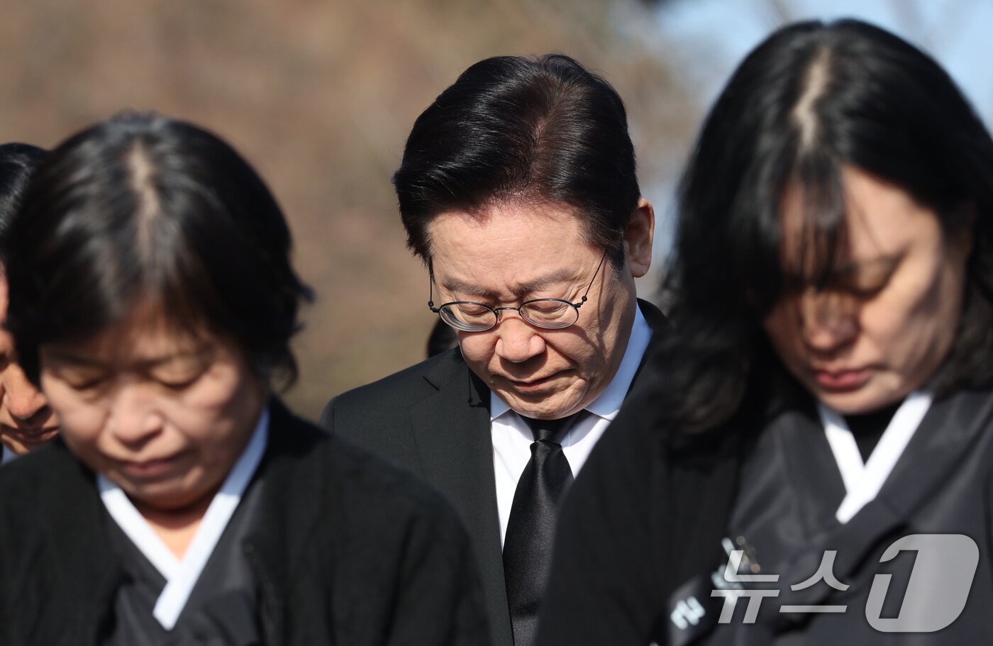 본문 이미지 - 이재명 대통령이 31일 서울 여의도 국회 의원회관에서 열린 故 이해찬 제36대 국무총리 사회장 영결식을 마친 후 고인을 향해 묵념하고 있다. 2026.1.31/뉴스1 ⓒ News1 이재명 기자