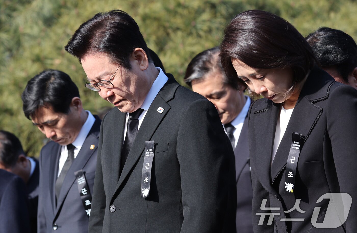 본문 이미지 - 이재명 대통령과 김혜경 여사가 31일 서울 여의도 국회 의원회관에서 열린 故 이해찬 제36대 국무총리 사회장 영결식을 마친 후 고인을 향해 묵념하고 있다. 2026.1.31/뉴스1 ⓒ News1 이재명 기자