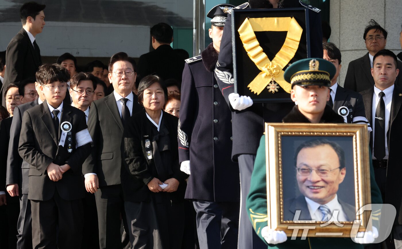 본문 이미지 - 이재명 대통령이 31일 서울 여의도 국회 의원회관에서 열린 故 이해찬 제36대 국무총리 사회장 영결식을 마친 후 영정행렬을 뒤따르고 있다. 2026.1.31/뉴스1 ⓒ News1 이재명 기자