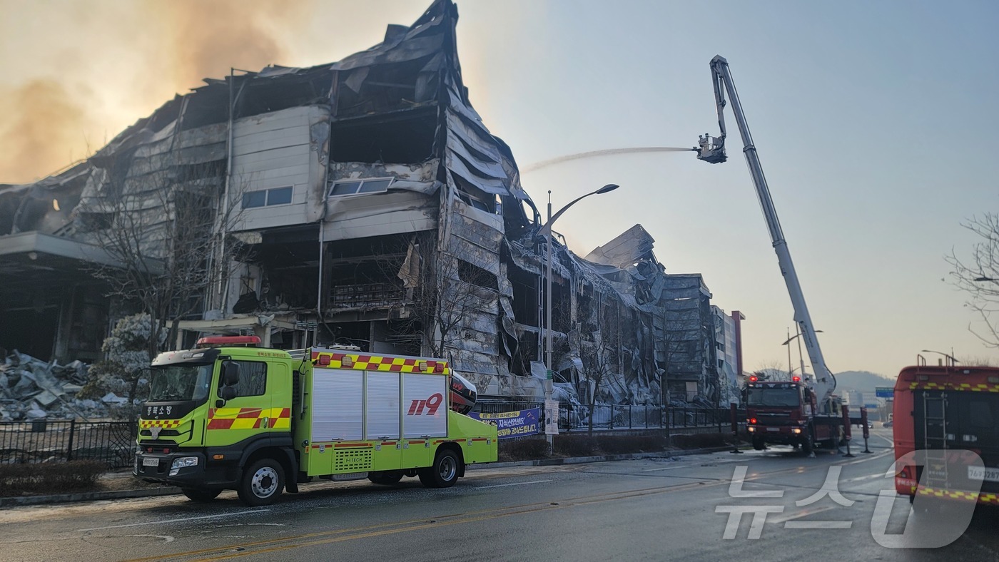 (음성=뉴스1) 임양규 기자 = 31일 오전 충북 음성군 한 펄프공장에서 발생한 화재 현장에서 소방 당국이 진화 작업을 벌이고 있다.오전 10시 기준 진화율은 90%다. 실종된 외 …