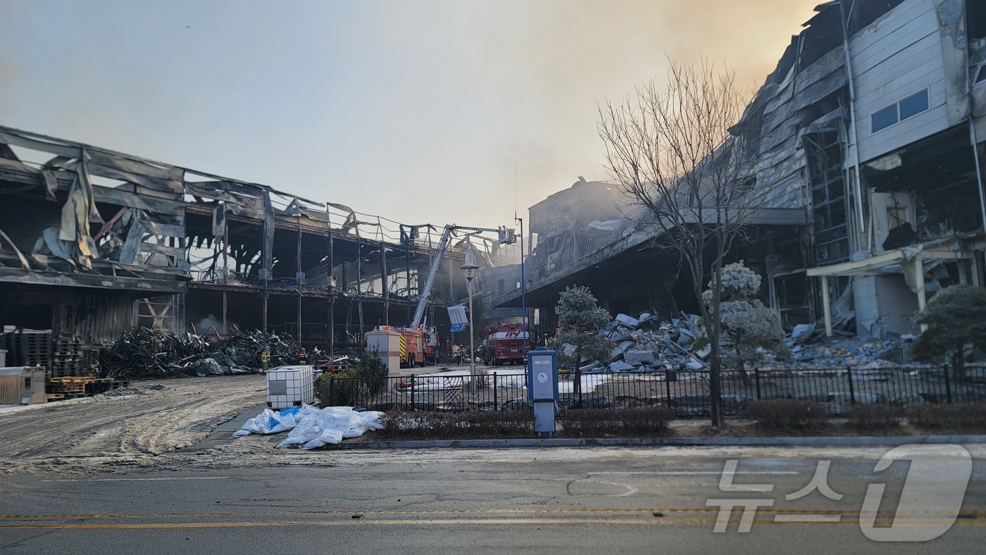 (음성=뉴스1) 임양규 기자 = 31일 오전 충북 음성군 한 펄프공장에서 발생한 화재 현장에서 소방 당국이 진화 작업을 벌이고 있다.오전 10시 기준 진화율은 90%다. 실종된 외 …