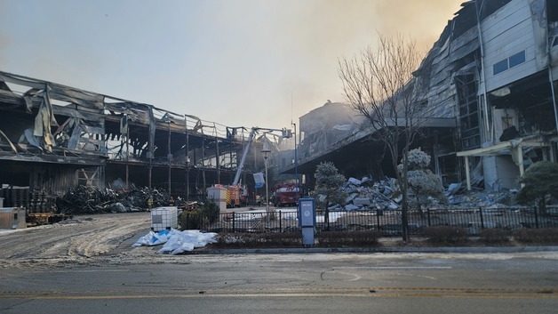 화마에 구조물 곳곳 휘어…음성 생필품 공장 실종자 1명 수색 주력(종합)