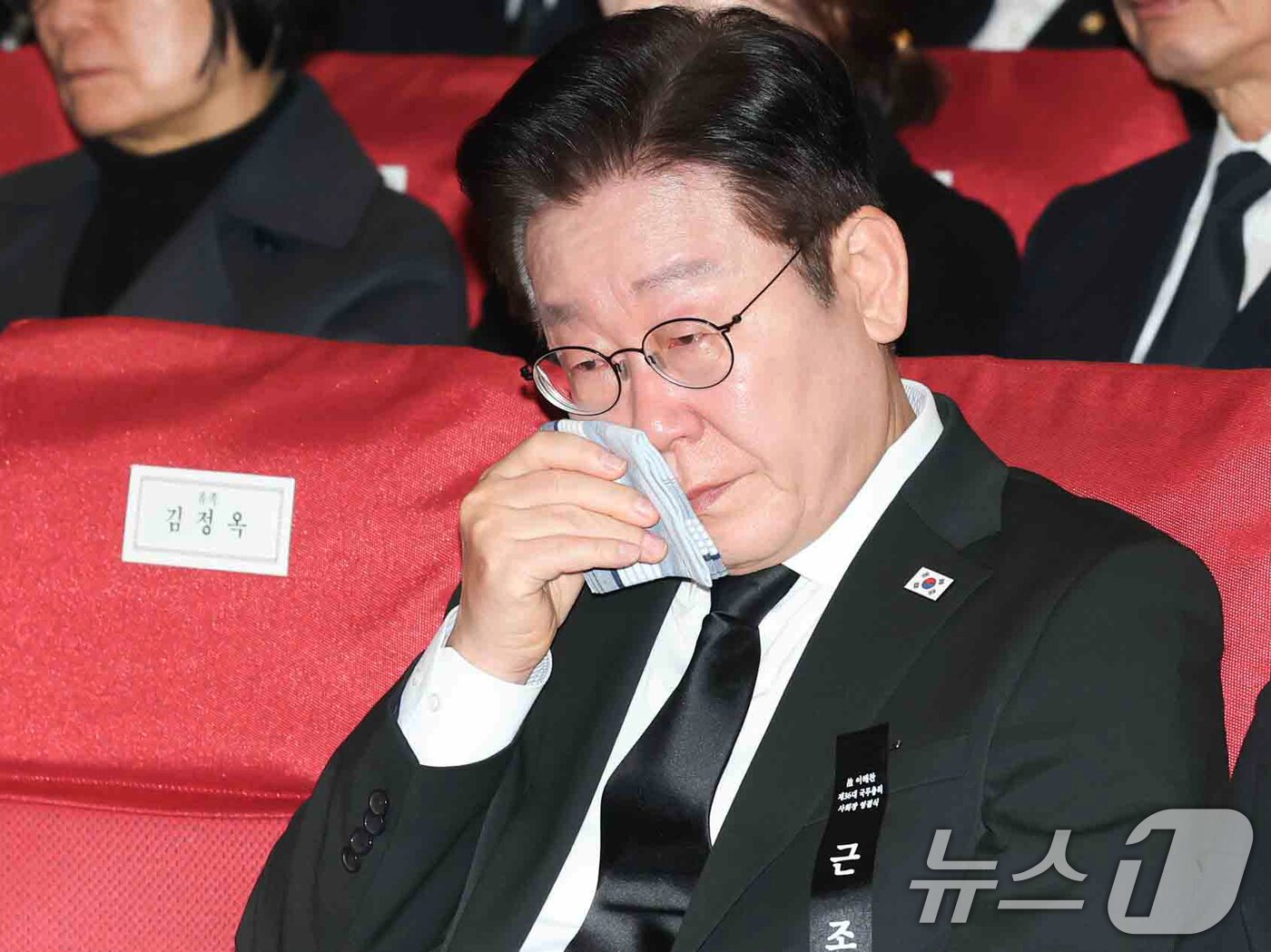 본문 이미지 - 이재명 대통령이 31일 오전 서울 여의도 국회 의원회관에서 열린 고(故) 이해찬 전 국무총리 영결식에서 눈물을 훔치고 있다. (공동취재) 2026.1.31/뉴스1 ⓒ News1 오대일 기자