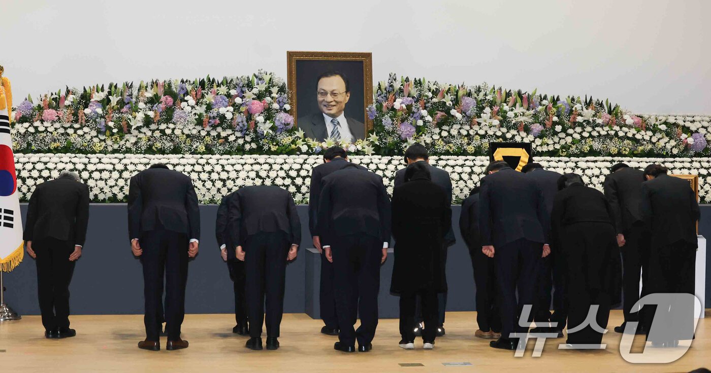 본문 이미지 - 31일 오전 서울 여의도 국회 의원회관에서 열린 고(故) 이해찬 전 국무총리 영결식에서 참석자들이 묵념을 하고 있다. (공동취재) 2026.1.31/뉴스1 ⓒ News1 오대일 기자