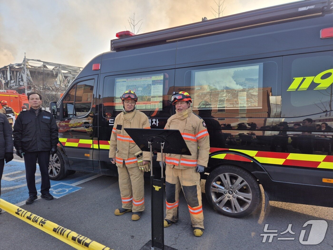 본문 이미지 - 소방 당국 관계자들이 31일 오전 9시 음성 펄프공장 화재와 관련한 브리핑을 하고 있다.2026.1.31.(독자 제공. 재판매 및 DB금지)/뉴스1