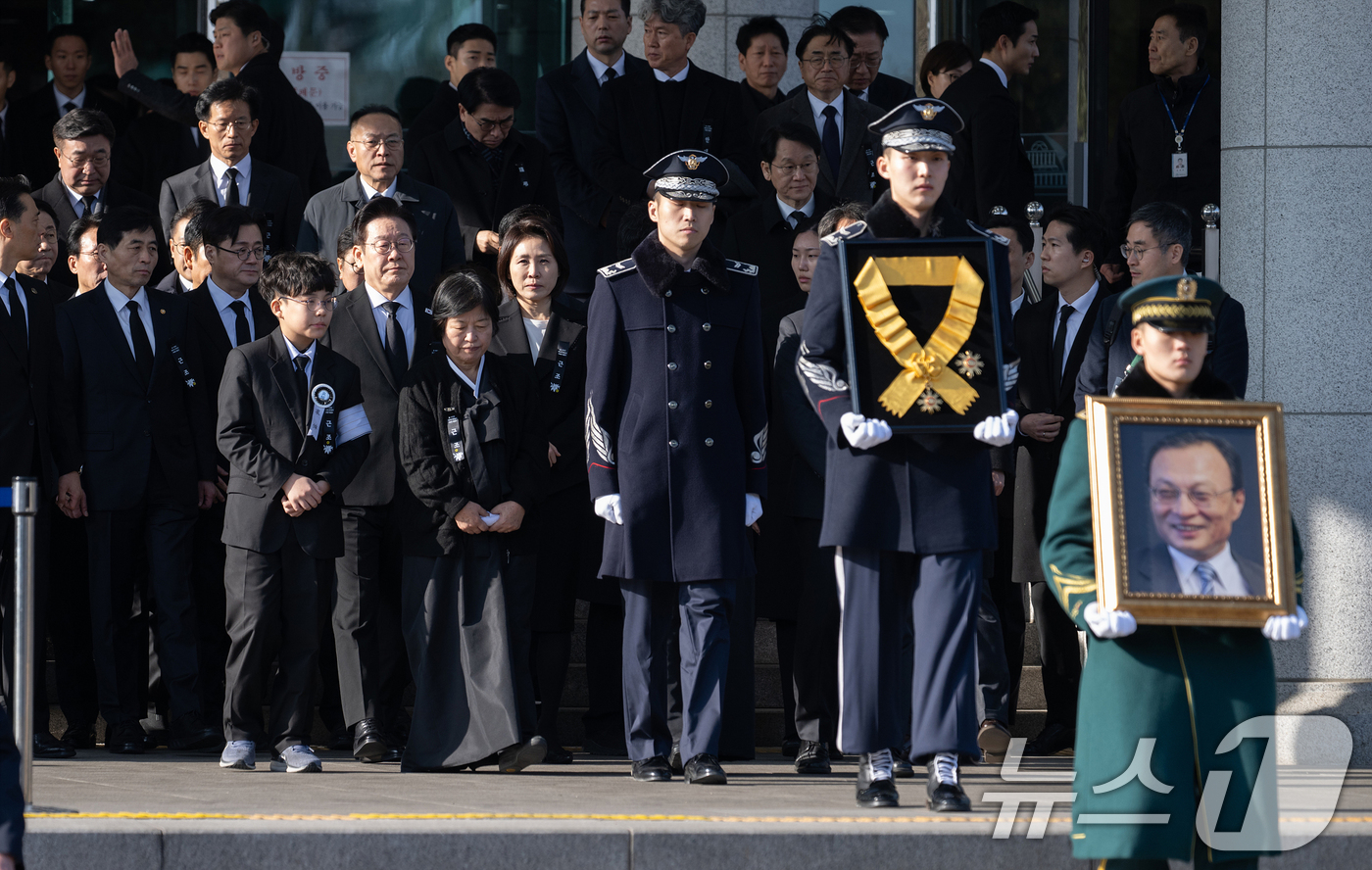 (서울=뉴스1) 오대일 기자 = 이재명 대통령과 김혜경 여사가 31일 오전 서울 여의도 국회 의원회관에서 엄수된 고 이해찬 전 국무총리 사회장 영결식을 마친 후 고인을 배웅하고 있 …