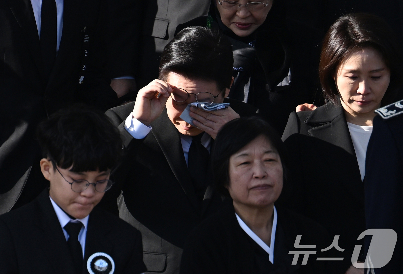 (서울=뉴스1) 오대일 기자 = 이재명 대통령이 31일 오전 서울 여의도 국회 의원회관에서 엄수된 고 이해찬 전 국무총리 사회장 영결식을 마친 후 고인을 배웅하며 눈물을 훔치고 있 …