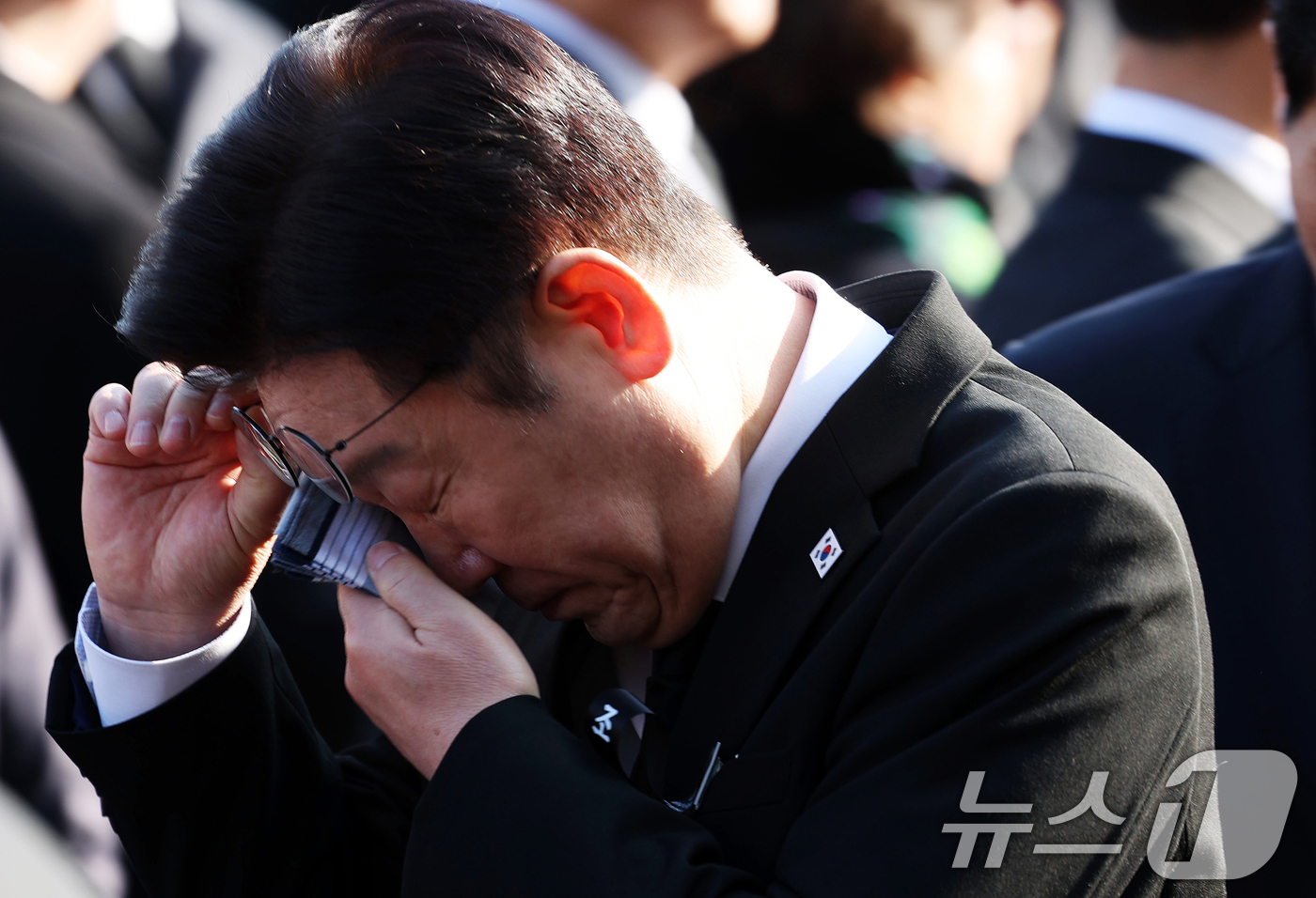 (서울=뉴스1) 오대일 기자 = 이재명 대통령이 31일 오전 서울 여의도 국회 의원회관에서 엄수된 고 이해찬 전 국무총리 사회장 영결식을 마친 후 고인을 배웅하며 눈물을 훔치고 있 …