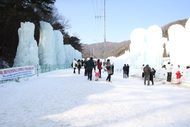 영하 12도가 빚은 장관에 탄성…청양 얼음분수축제 방문객 '북적'