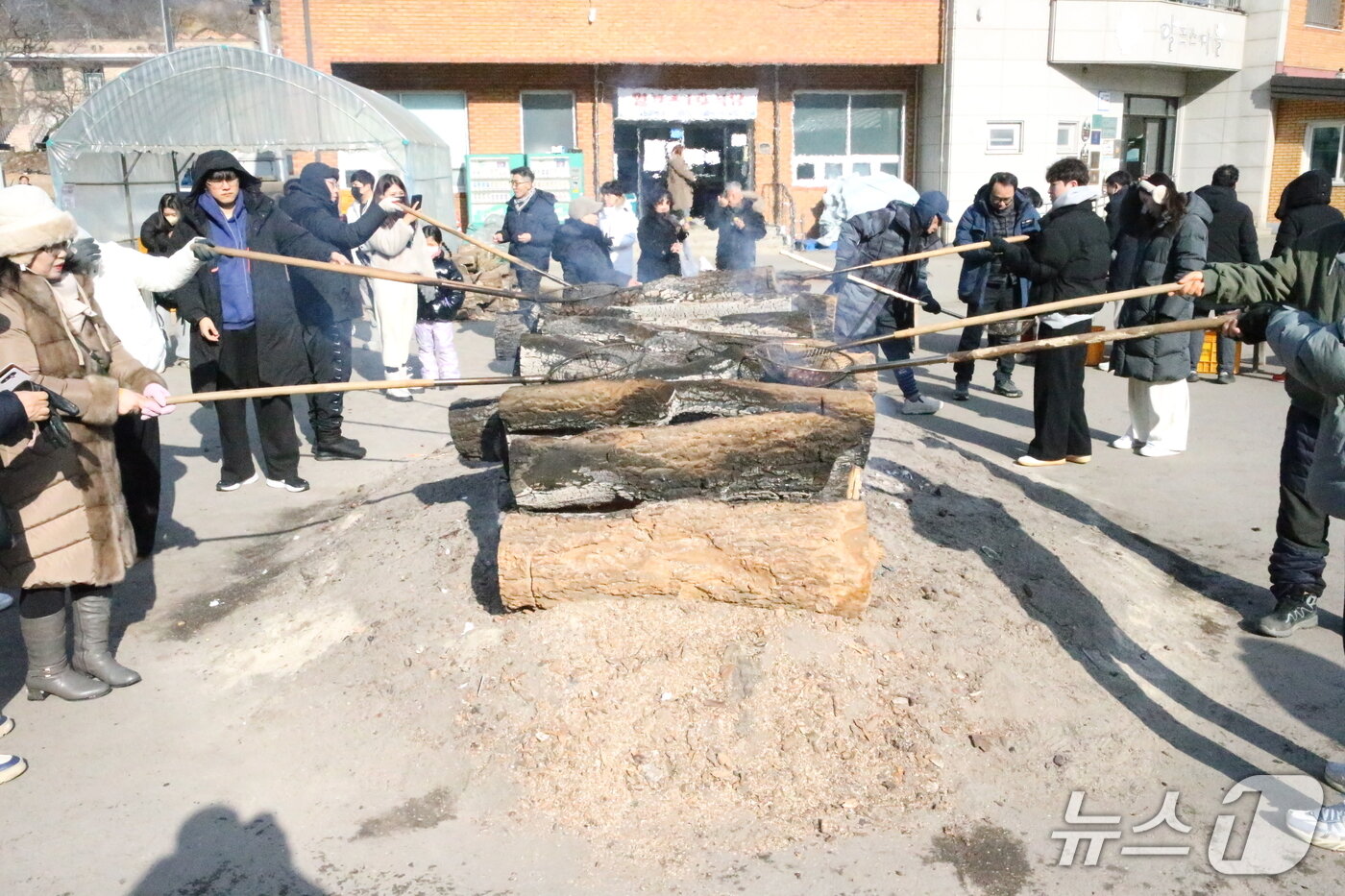 본문 이미지 - 충남 청양 '알프스얼음분수축제'를 찾은 방문객들이 군밤 체험을 하고 있다.2026.1.31/뉴스1