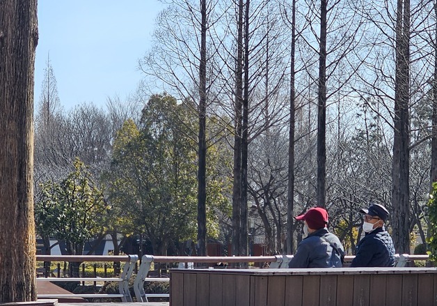 가족·반려견과 산책…'낮 기온 8도' 김해 연지공원에 시민들 발길