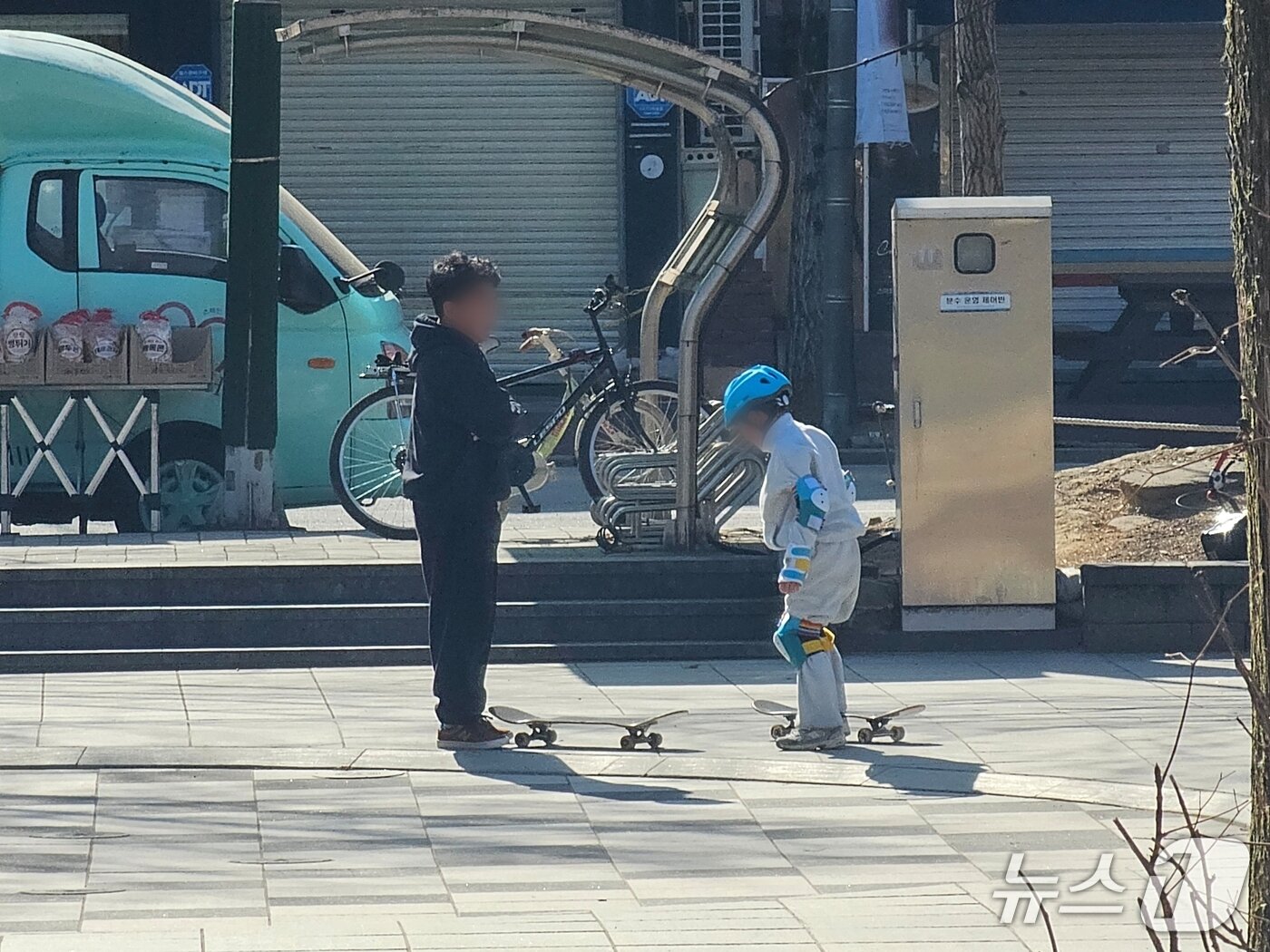 본문 이미지 - 한파가 한풀 꺾인 31일 오후 김해 연지공원을 찾은 한 부모가 자녀에게 스케이트보드 타는 법을 알려주고 있다. 2026.1.31 ⓒ 뉴스1 박민석 기자
