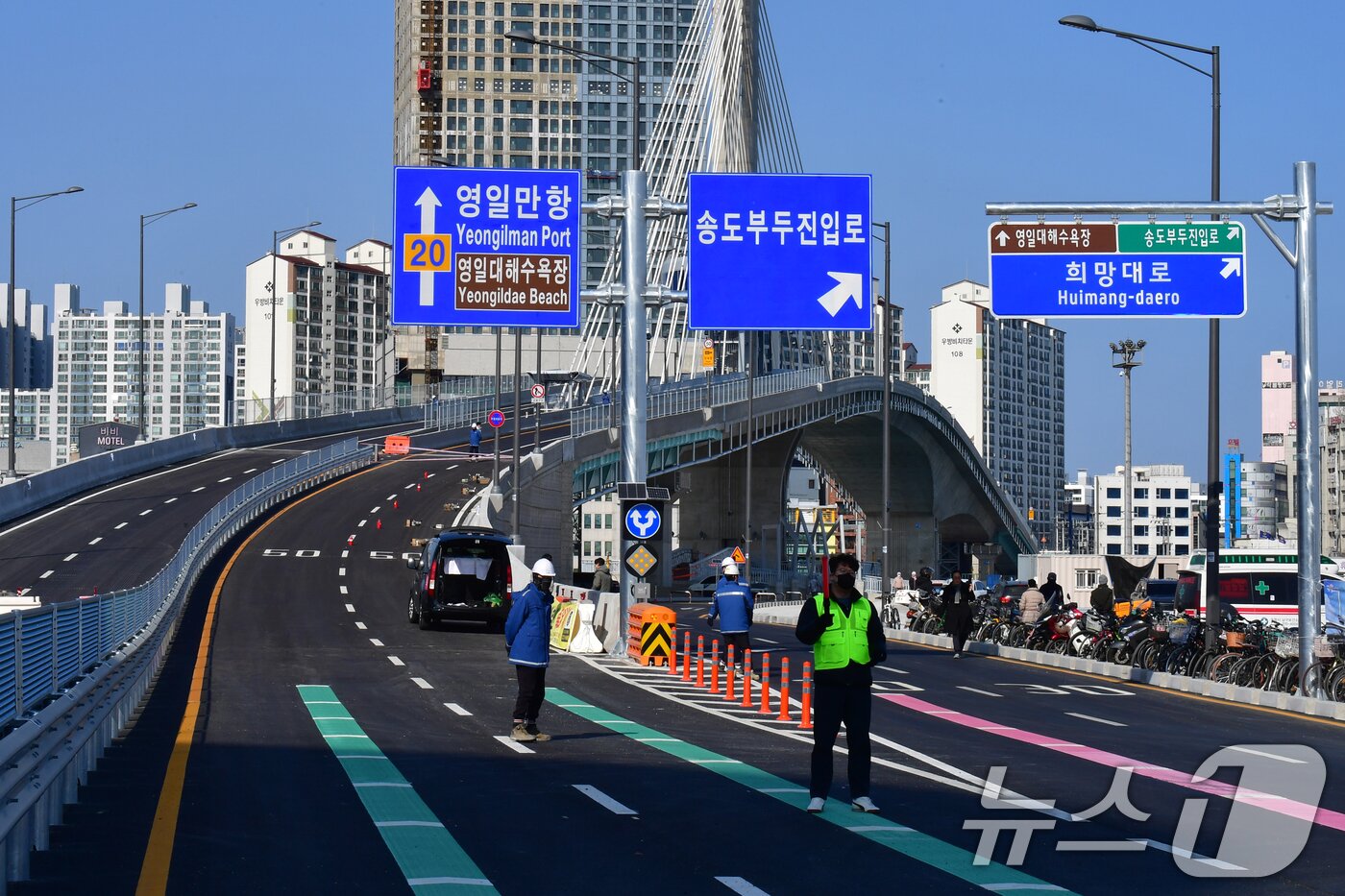 본문 이미지 - 31일 오후 경북 포항시 송도동(송도해수욕장)과 항구동(영일대해수욕장)을 연결하는 해오름대교 임시 개통식이 송도 방향에서 열리고 있다.  2026.1.31/뉴스1 ⓒ News1 최창호 기자