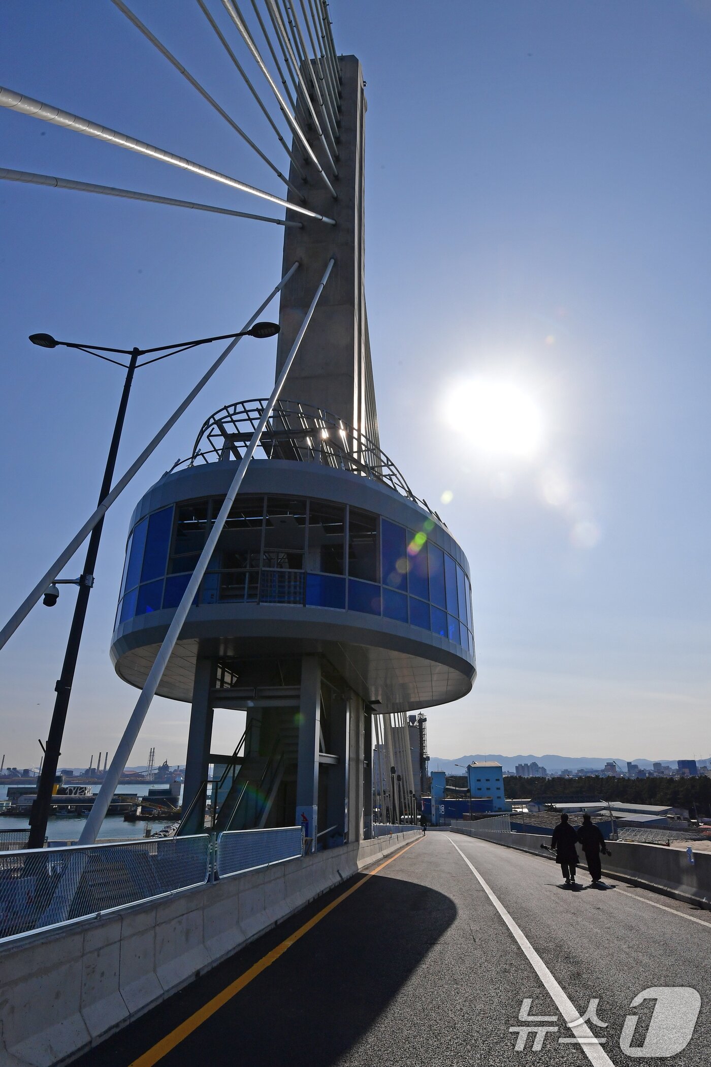 본문 이미지 - 31일 오후 경북 포항시 송도동(송도해수욕장)과 항구동(영일대해수욕장)을 연결하는 해오름대교 임시 개통식이 송도 방향에서 열린 가운데 주텁 전망대 위로 햇볕이 내려쬐고 있다.  2026.1.31/뉴스1 ⓒ News1 최창호 기자