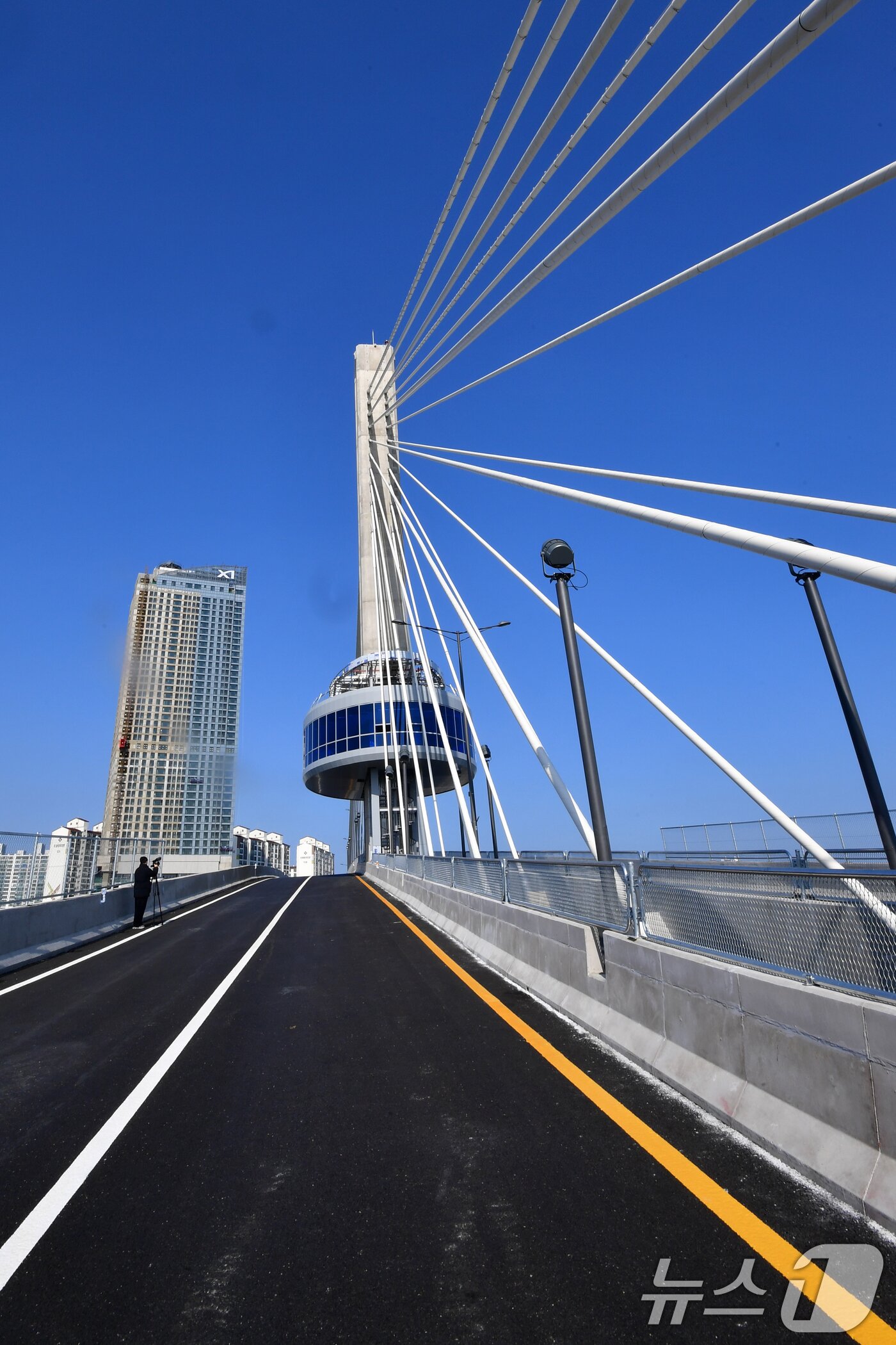 본문 이미지 - 31일 오후 경북 포항시 송도동(송도해수욕장)과 항구동(영일대해수욕장)을 연결하는 해오름대교 임시 개통식이 열린 가운데 주탑 전망대가 제모습을 갖춰가고 있다. 2026.1.31/뉴스1 ⓒ News1 최창호 기자