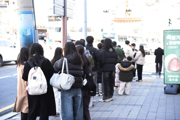 "밖에 있어도 안 추워요"…'낮 최고 7.5도' 여수 맛집마다 대기 행렬