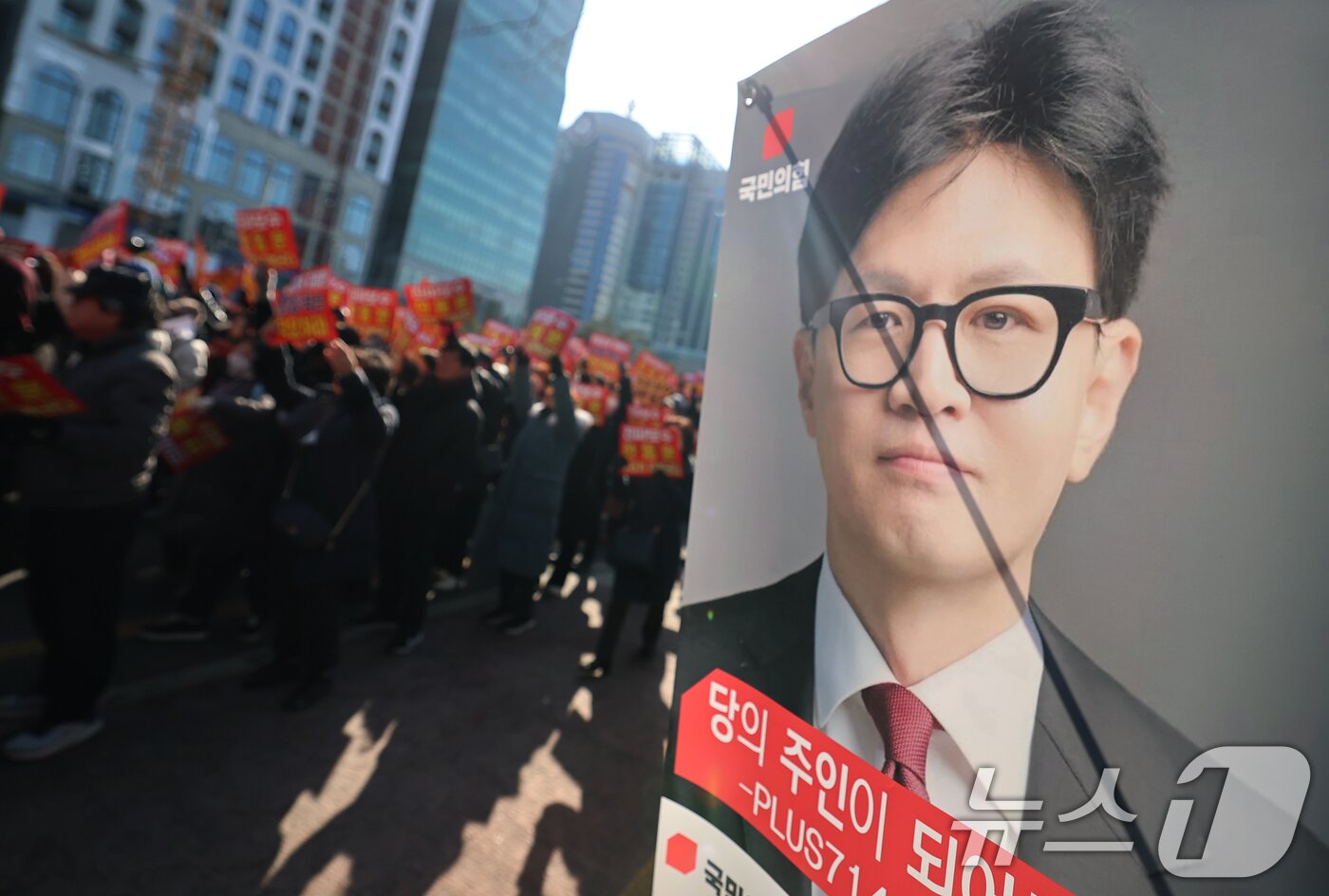 본문 이미지 - 국민의힘에서 제명된 한동훈 전 대표 지지자들이 31일 오후 서울 여의도공원 앞에서 열린 당 지도부 규탄 집회에서 '부당징계 규탄' 구호를 외치고 있다. 2026.1.31/뉴스1 ⓒ News1 오대일 기자
