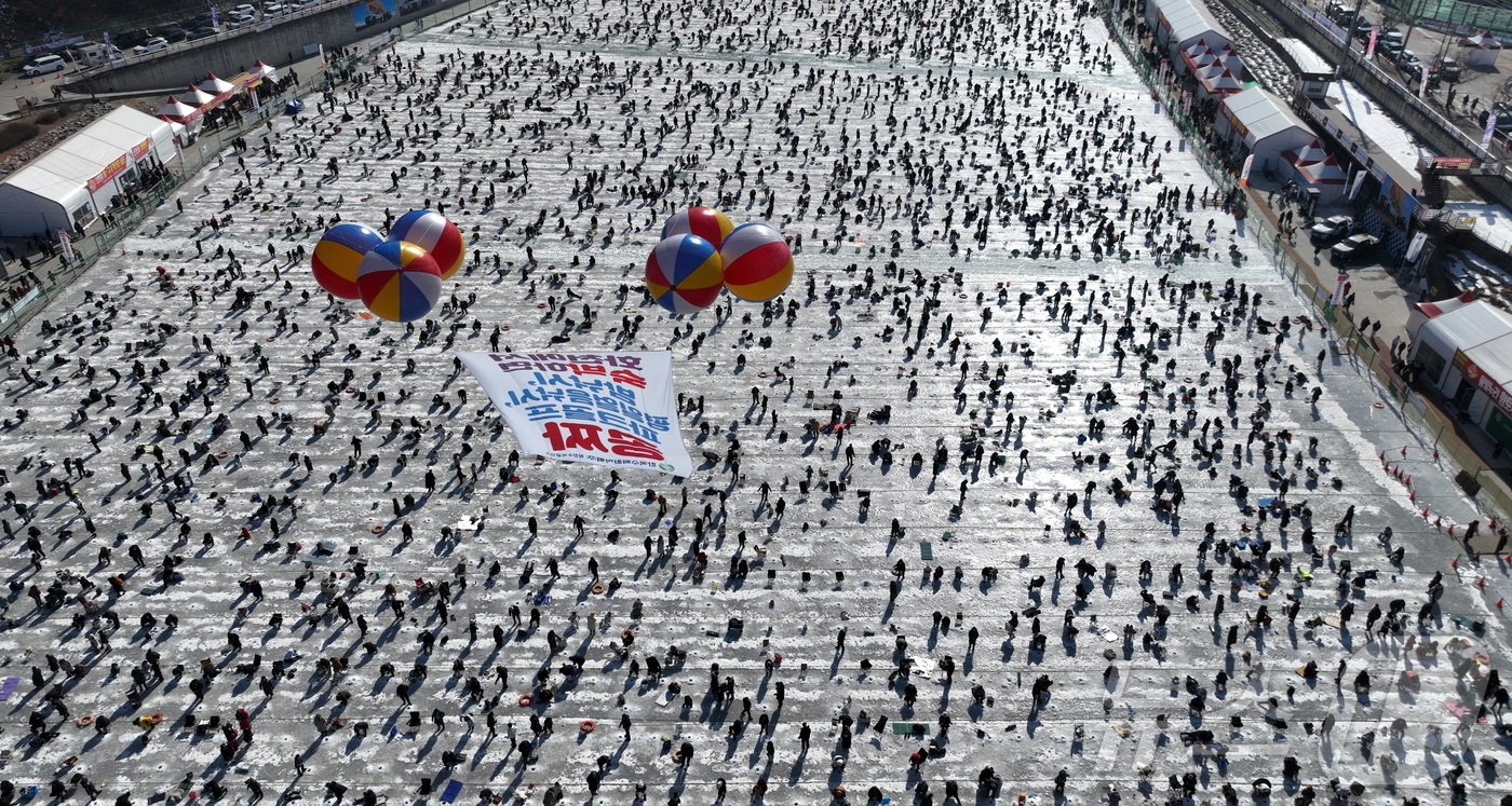 (화천=뉴스1) 한귀섭 기자 = 2026 화천산천어축제 폐막을 하루 앞둔 31일 강원 화천군 축제장을 찾은 수많은 관광객들로 얼음판이 가득차 있다.(화천군 제공. 재판매 및 DB금 …