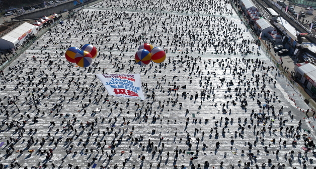 '황금송어 잡으려 영하권 추위에도 입수'…나들이객 몰린 강원