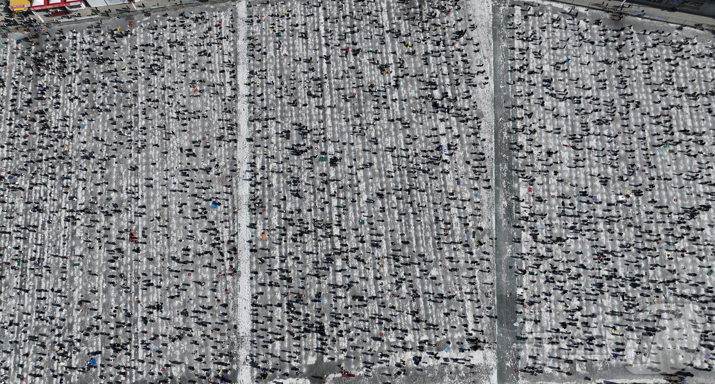 (화천=뉴스1) 한귀섭 기자 = 2026 화천산천어축제 폐막을 하루 앞둔 31일 강원 화천군 축제장을 찾은 수많은 관광객들로 얼음판이 가득차 있다.(화천군 제공. 재판매 및 DB금 …