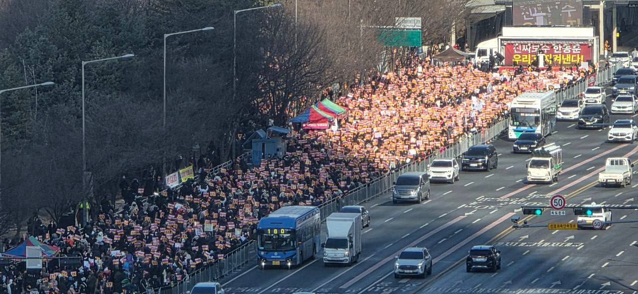 본문 이미지 - 한동훈 전 국민의힘 대표의 지지자들이 서울 영등포구 여의도역 3번출구 앞에서 '진짜보수 한동훈 우리가 지켜낸다' 집회를 열고 있는 모습 (한 전 대표 측 제공)