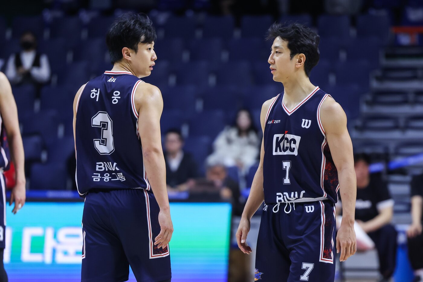 본문 이미지 - 부산 KCC의 허웅(왼쪽)과 허훈이 31일 부산 사직체육관에서 열린 2025-26 프로농구 서울 삼성전에서 팀의 103-90 승리를 이끌었다. (KBL 제공)