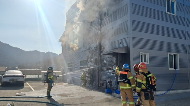 경산 태양광 모듈 생산공장 외벽서 불…소방 진화 중