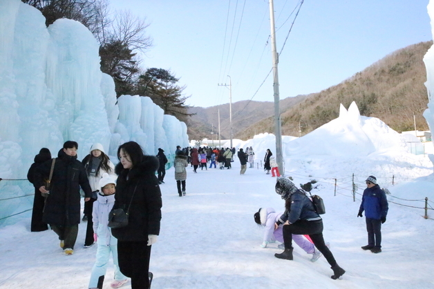 '한파' 중부는 얼음·눈 축제…'최고 8도' 남부는 맛집 야외 웨이팅도