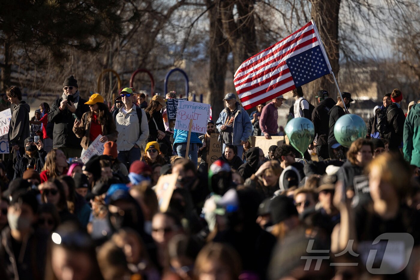 본문 이미지 - 미국 콜로라도주 덴버에서 30일 미국 시민 르네 굿과 알렉스 프레티를 추모하는 이민정책 반대 시위가 열렸다. 2026.1.30 ⓒ 로이터=뉴스1 ⓒ News1 강민경 기자