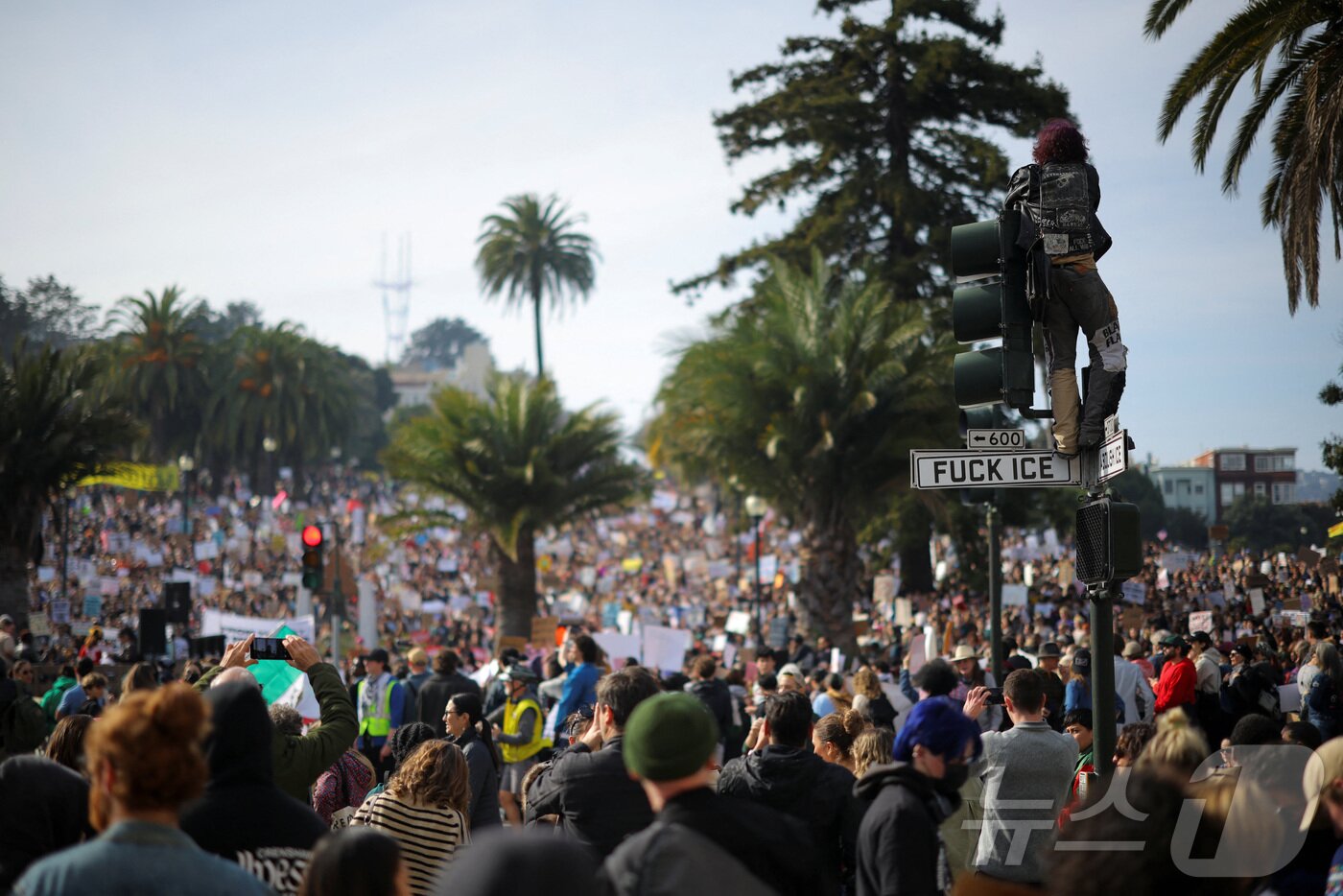 본문 이미지 - 미국 캘리포니아주 샌프란시스코에서 30일 도널드 트럼프 대통령의 강경 이민 정책에 반대하는 시위가 열리고 있다. 2026.1.30 ⓒ 로이터=뉴스1 ⓒ News1 강민경 기자