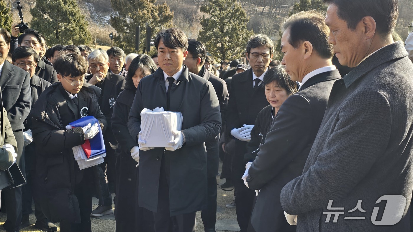(세종=뉴스1) 장동열 기자 = 31일 오후 세종시 산울동 은하수공원에서 엄수된 고 이해찬 전 국무총리 안장식에서 고인의 유골함이 들어오고 있다. 2026.1.31/뉴스1
