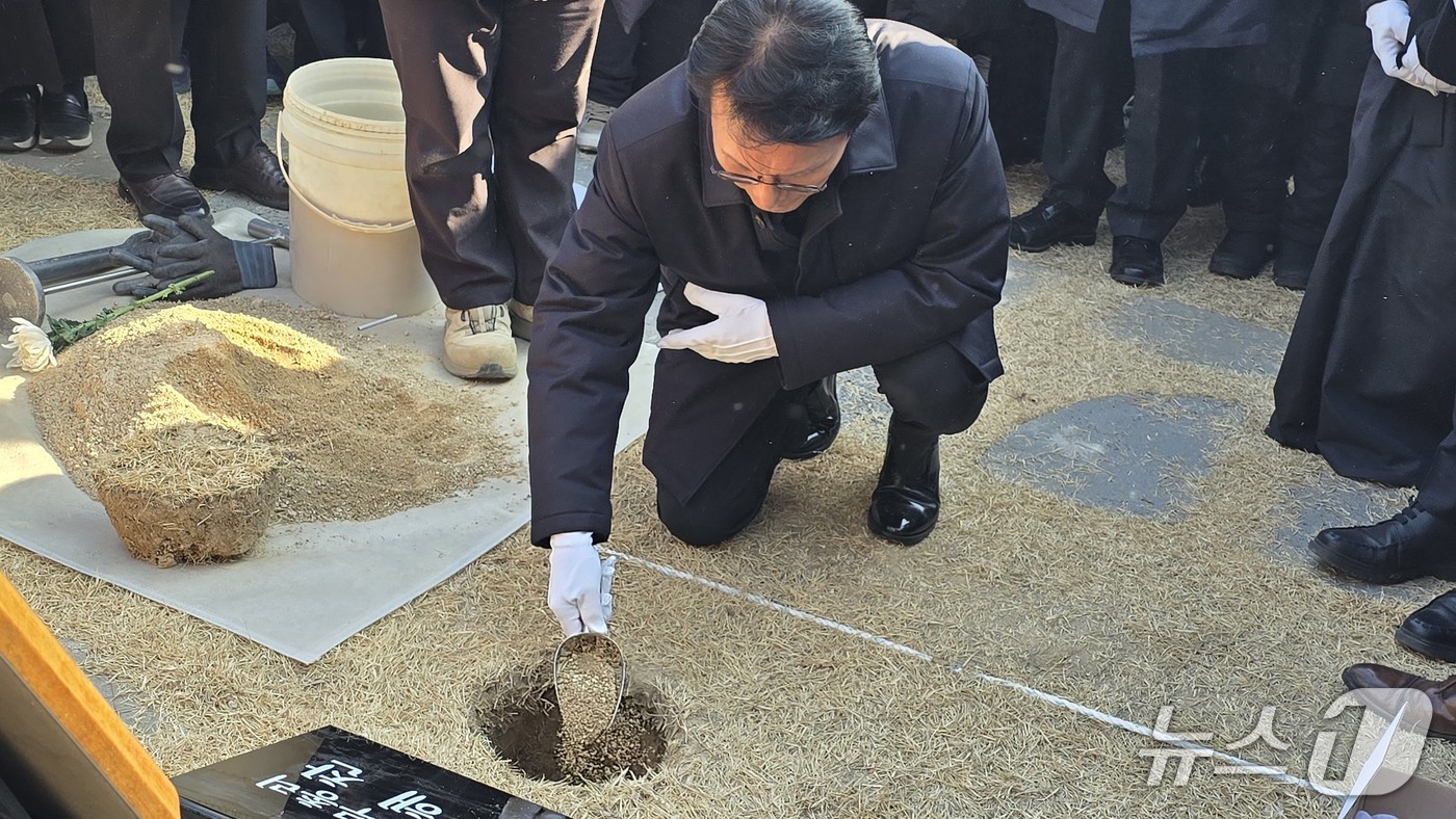 (세종=뉴스1) 장동열 기자 = 31일 오후 세종시 산울동 은하수공원에서 엄수된 고 이해찬 전 국무총리 안장식에서 김민석 총리가 시토를 하고 있다. 2026.1.31/뉴스1