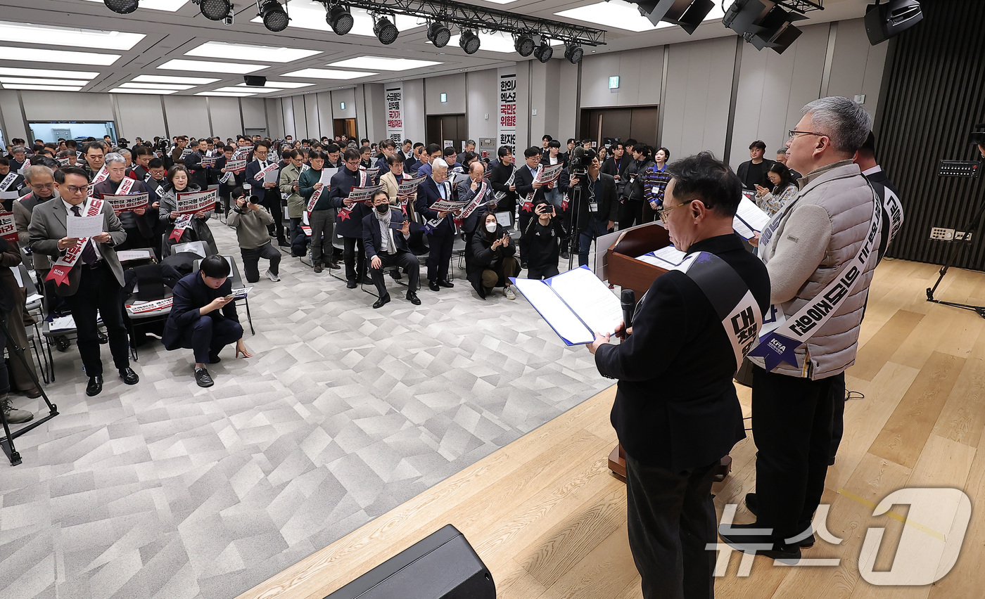 (서울=뉴스1) 김성진 기자 = 김택우 대한의사협회장을 비롯한 참석자들이 31일 서울 용산구 의협회관에서 열린 합리적 의대정원 정책을 촉구하는 전국의사대표자대회에서 결의문을 낭독하 …