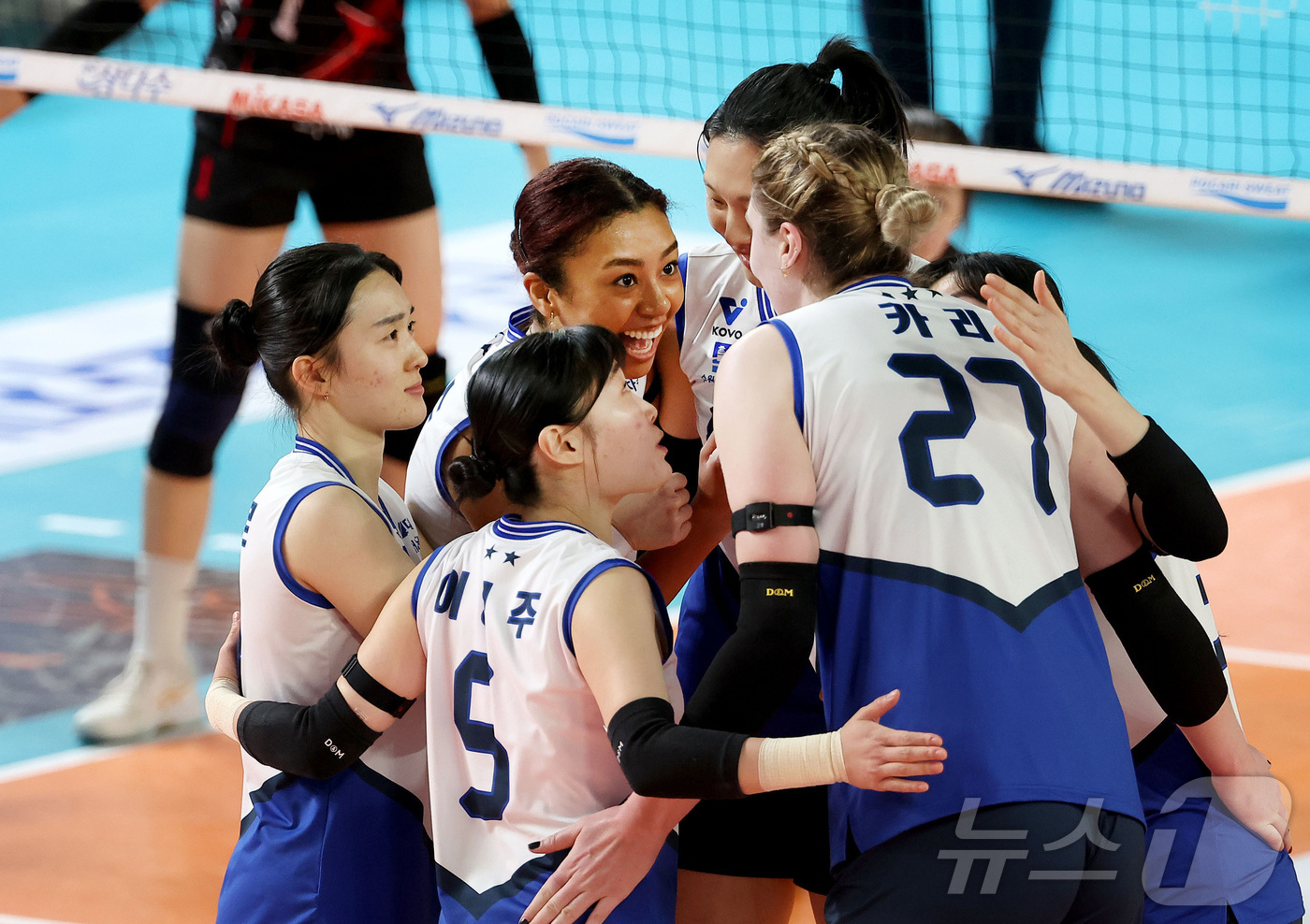 (서울=뉴스1) = 현대건설 선수들이 31일 대전 한밭 충무체육관에서 열린 진에어 2025-2026 V-리그 프로배구대회 현대건설과 정관장과의 경기에서 득점을 한 후 환호하고 있다 …