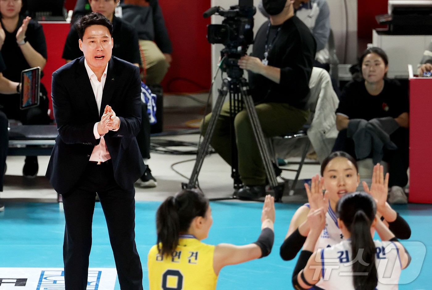 (서울=뉴스1) = 현대건설 강성형 감독이 31일 대전 한밭 충무체육관에서 열린 진에어 2025-2026 V-리그 프로배구대회 현대건설과 정관장과의 경기에서 선수들을 격려하고 있다 …