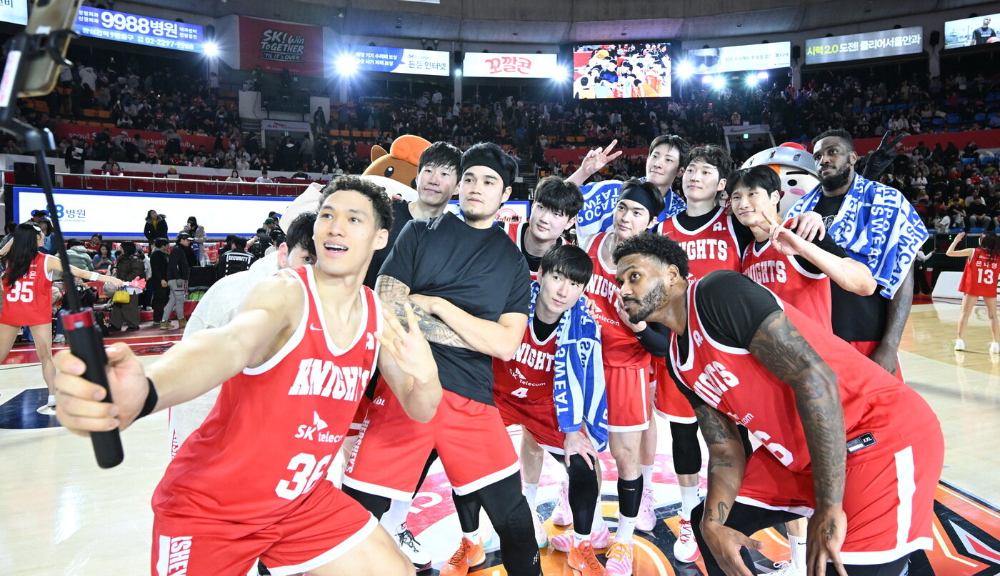 본문 이미지 - 서울 SK 선수들이 31일 서울 잠실학생체육관에서 열린 2025-26 프로농구 고양 소노전에서 79-59 승리를 거둔 뒤 기념사진을 촬영하고 있다. (KBL 제공)