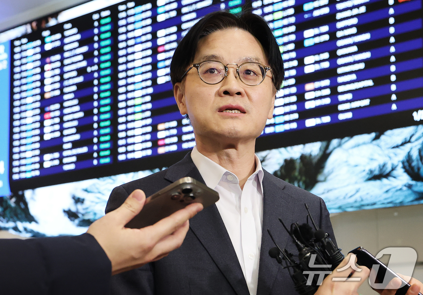 (인천공항=뉴스1) 오대일 기자 = 상호관세 인상 방침과 관련한 한미간 통상 현안을 논의하고 돌아온 김정관 산업통상부 장관이 31일 오후 인천국제공항을 통해 귀국해 취재진의 질문에 …