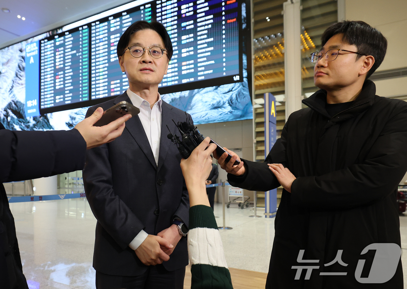 (인천공항=뉴스1) 오대일 기자 = 상호관세 인상 방침과 관련한 한미간 통상 현안을 논의하고 돌아온 김정관 산업통상부 장관이 31일 오후 인천국제공항을 통해 귀국해 취재진의 질문에 …